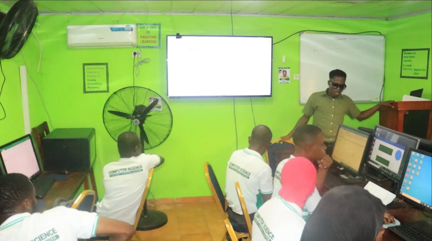 A DEVT instructor teaching the Computer Science & Office Productivity class at the Bushrod Island campus